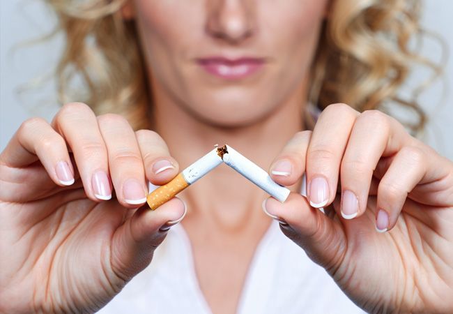 Блондинка с голубыми глазами и аккуратным маникюром держит в руках сломанную пополам сигарету